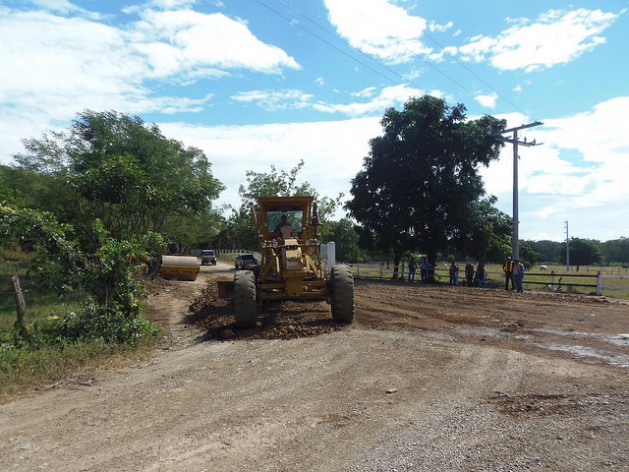 Na zona rural de Brito, no departamento de Rivas, 112 quilômetros ao sul de Manágua, em dezembro de 2014 começaram as primeiras obras de infraestrutura para o canal interoceânico da Nicarágua, com manutenção de caminhos de terra para transporte terrestre. Desde então as obras de infraestrutura não avançaram. Foto: Ramón Villareal/IPS