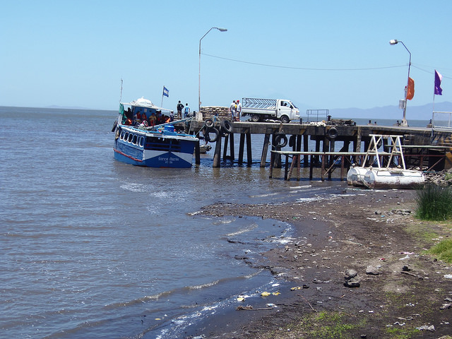 No município de Moyogalpa, dentro da ilha de Ometepe, no lago Cocibolca, as lanchas locais têm dificuldades para navegar por causa da baixa profundidade das águas, devido à seca que afeta a Nicarágua desde 2014. Foto: Ramón Villareal Bello/IPS 