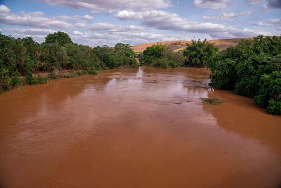 Governador Valadares (MG) - Passagem da lama pelo Rio Doce, por causa do rompimento de duas barragens em Mariana, Minas Gerais, causa desastre ambiental (Leonardo Merçon/Instituto Últimos Refúgios/Divulgação)