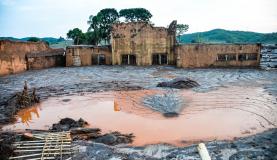 Mariana (MG) - Rompimento de duas barragens da mineradora Samarco na última quinta-feira (5). Em meio ao cenário de muita lama, barro e destruição, o que restou lembra uma cidade fantasma (Antonio Cruz/Agência Brasil)