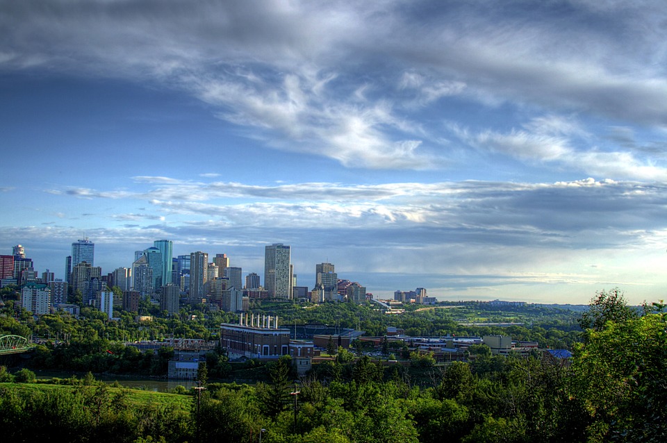 O equilíbrio entre áreas verdes e construídas é um dos elementos fundamentais da nova agenda urbana. Na foto, Edmonton, Canadá. Foto: Pixabay/tpsdave (cc)