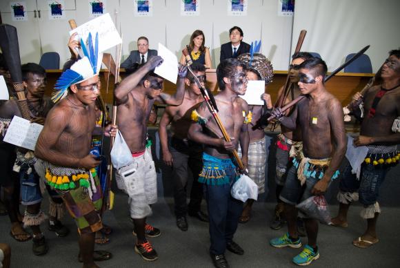 Brasília - Índios do Xingu fazem protesto durante coletiva da presidenta do Ibama, Marilene Ramos, sobre o enchimento do reservatório da Usina Hidrelétrica de Belo Monte, no Rio Xingu (Marcello Casal Jr/Agência Brasil)