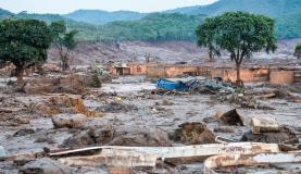 Mariana (MG) - Rompimento de duas barragens de rejeitos ( produtos de mineração) da empresa Samarco deixou cenário de muita lama, barro e destruição. O que restou lembra uma cidade fantasma (Antonio Cruz/Agência Brasil)