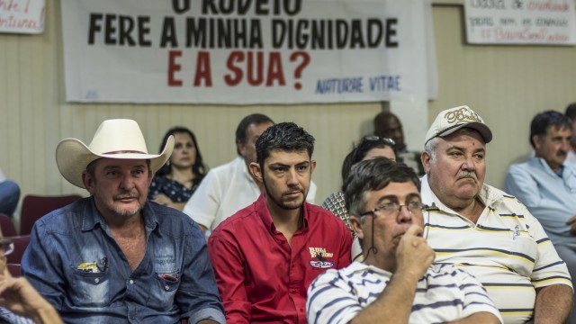 Plenário ficou dividido entre militantes da causa animal e defensores dos rodeios (Foto: Paulo Macarini)