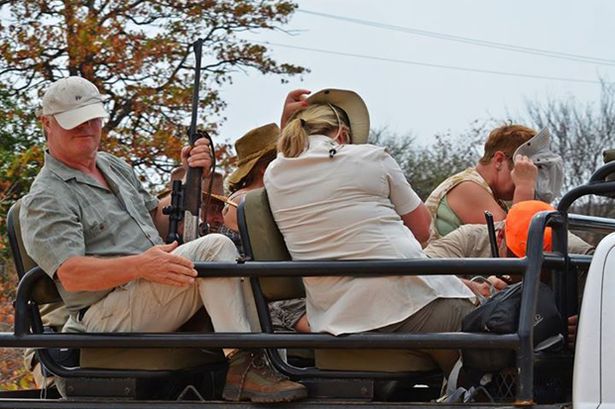 Turistas escondem seus rostos antes de embarcar para o massacre. Foto: Wild Heart Wildlife Foundation