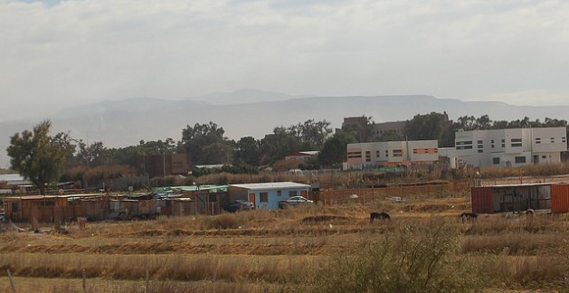 Na cidade de Calama, a chamada capital da mineração do Chile, na região de Antofagasta, os acentuados contrastes sociais se evidenciam em modernas moradias de bairros abastados vizinhos a outros, com casas feitas apenas com tábuas em assentamentos informais. Foto: Marianela Jarroud/IPS