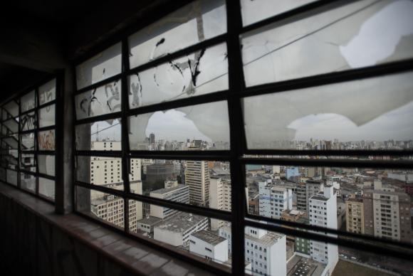 Prédio da década de 60 construído para ser uma tecelagem, hoje abriga 378 famílias (Marcelo Camargo/Agência Brasil)