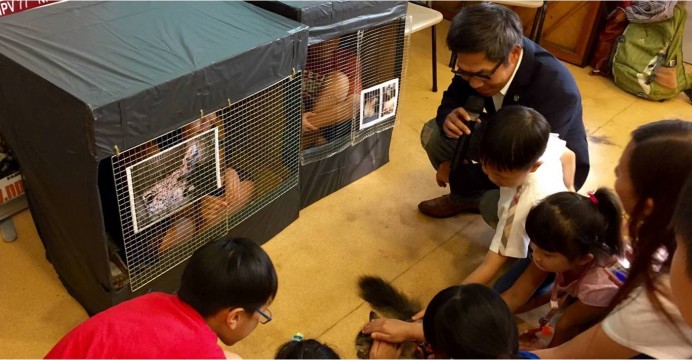 Em uma campanha única, Mark Mak pede a crianças que sintam como é ser um animal enjaulado. Foto: Facebook