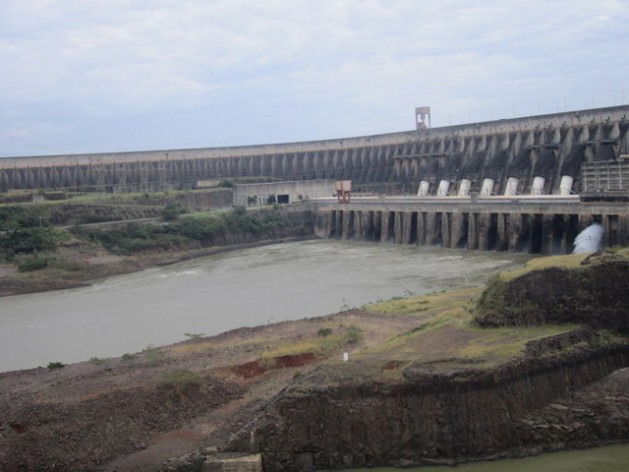 Parte da barreira de concreto da represa da hidrelétrica binacional de Itaipu, compartilhada por Brasil e Paraguai. É a segunda central do mundo em potência instalada, atrás da de Três Gargantas, na China. Foto: Mario Osava/IPS