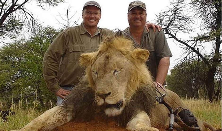 Walter Palmer (à esquerda) posa ao lado de um de seus troféus