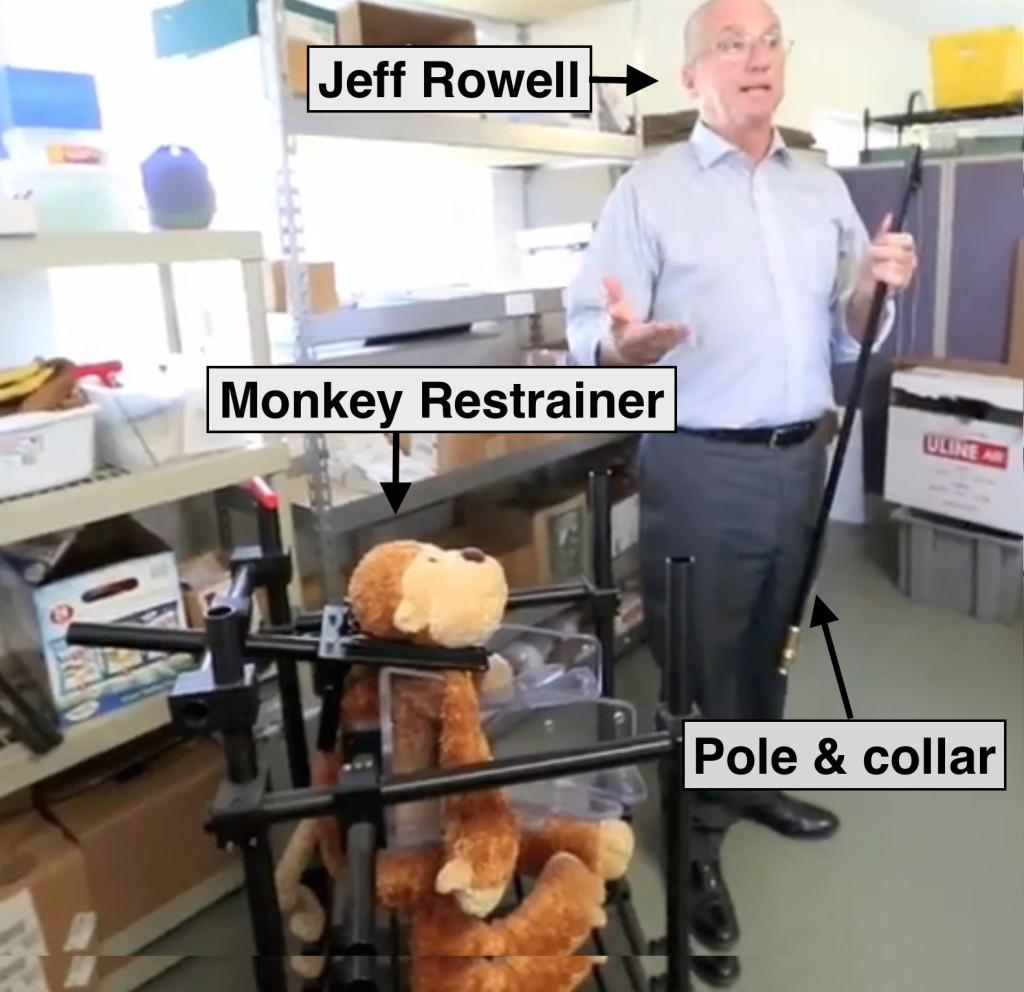 Jeff Rowell, presidente da Primate Products, mostra um dos equipamentos de tortura que produz para uso em laboratórios que fazem estes em primatas. Foto: Andrew West / New-Press