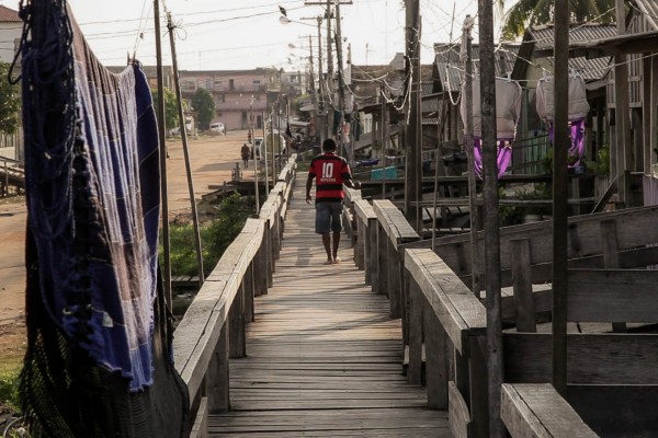 Na orla de Itaituba, moradores vivem em palafitas para evitar a inundação de enchentes; sem asfalto, água encanada ou tratamento de esgoto, a situação das famílias é de alta vulnerabilidade. Foto: Marcio Isensee e Sá