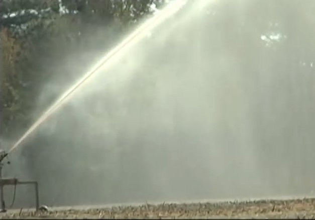 O agronegócio pulveriza o líquido tóxico no ar para que as fossas tenham mais espaço para os detritos contaminados