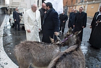 Papa recebendo dois burros como presente