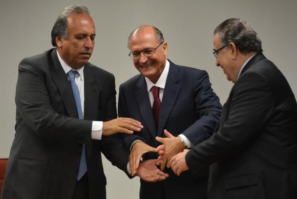 Os governadores do Rio,Luiz Fernando Pezão, São Paulo, Geraldo Alckmin e de Minas Alberto Pinto coelho, participam da audiência de mediação para debater a transposição do Rio Paraíba do Sul.(José Cruz/Agência Brasil)