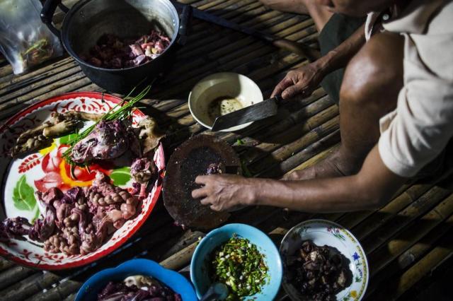 Carne de cachorro sendo preparada para consumo Foto: Aaron Joel Santos / The New York Times