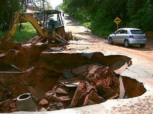 Asfalto cedeu em bairro por conta da força da água da chuva em Matão (Foto: Ely Venâncio/EPTV)