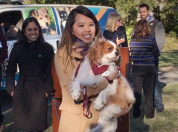 Livre de Ebola, enfermeira Nina Pham e seu cão se reencontram após quarentena (Foto: Lisa Maria Garza/Reuters)