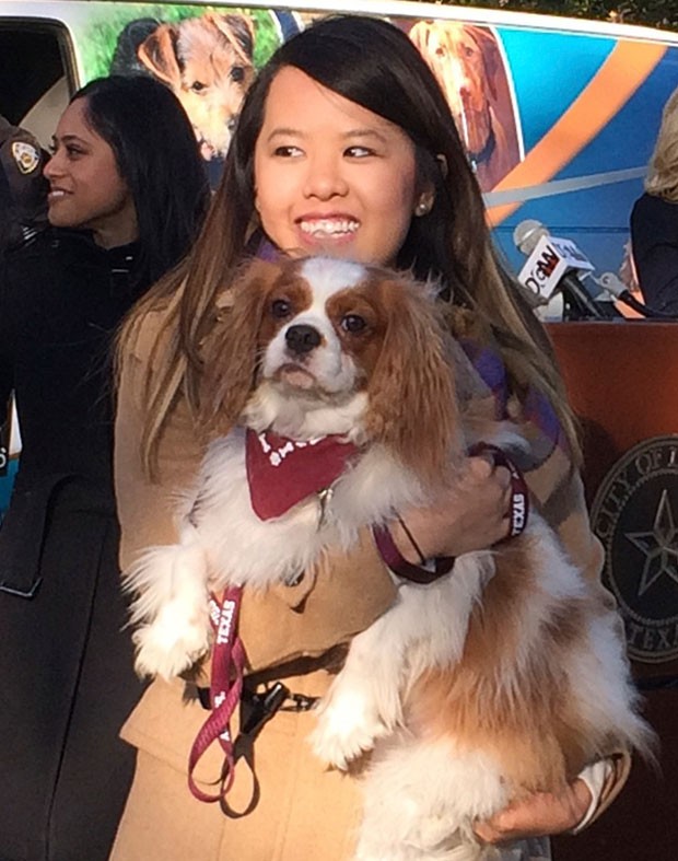 Bentley encheu Nina Pham de lambidas durante reencontro (Foto: Lisa Maria Garza/Reuters)