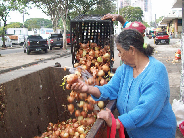  Iraci Andrade, de 70 anos, aprendeu a fazer sopa de cebola com os produtos jogados nas caçambas de lixo. Foto: Milton Jung/Flickr (Creative Commons) 