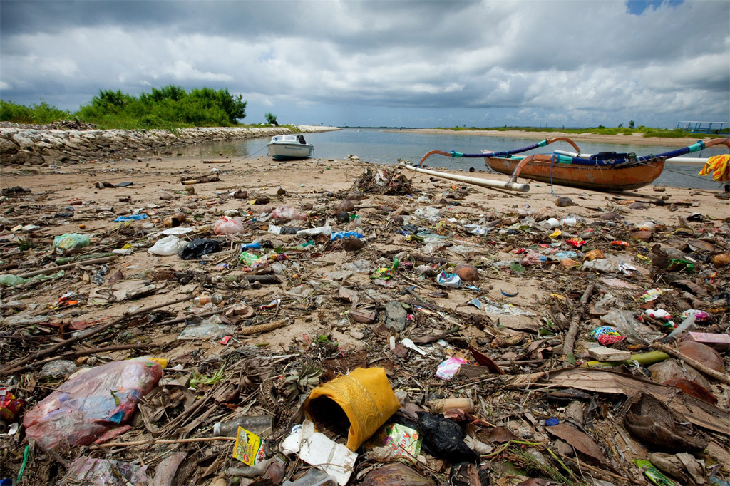 O lixo marinho afeta comunidades e mares em todas as regiões do mundo, e impacta negativamente a biodiversidade, a pesca e as economias costeiras. Foto: PNUMA AGRID Arendal/Lawrence Hislop