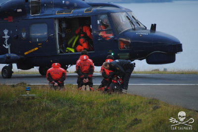 Foto: Voluntários da Sea Shepherd são presos e levados pela Marinha dinamarquesa. Foto: Sea Shepherd