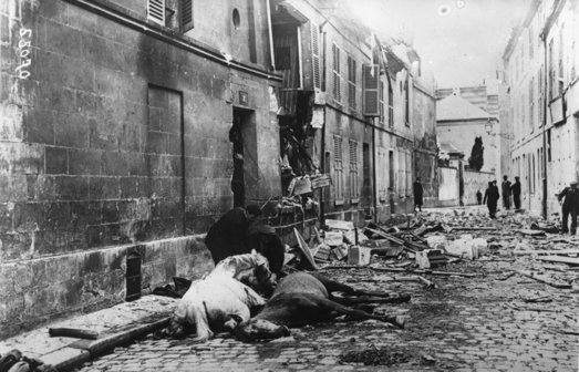 Homem tira as rédeas de um cavalo ferido em uma batalha na I Guerra Mundial, na França (Foto: Hulton Archive/Getty Images)