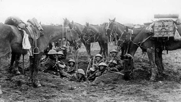 Soldados aguardando ordens durante a I Guerra Mundial (Foto: Reprodução/National Library of Scotland)