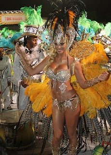 Fantasia de rainha de bateria do carnaval 2011 com 700 penas de faisão