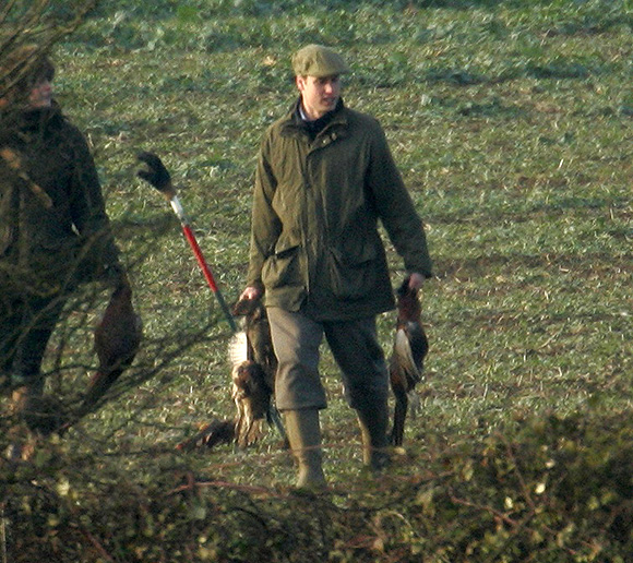 Príncipe William e duas aves mortas durante caça