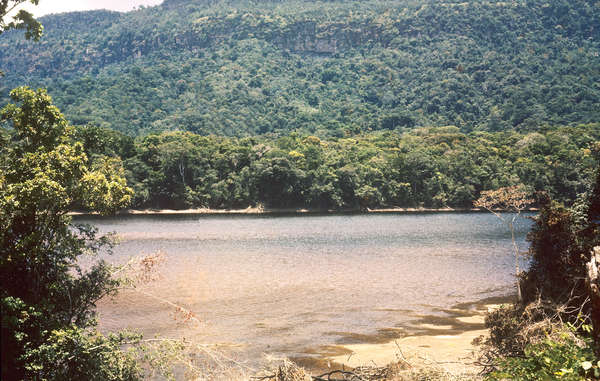 Vista do local da barragem hidrelétrica no rio Mazaruni. Todos as áreas seriam inundados, exceto as mais altas. 