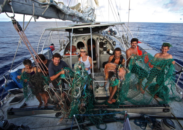 Equipe do projeto Tara Expeditions [ http://oceans.taraexpeditions.org/ ], com lixo recolhido no oceano